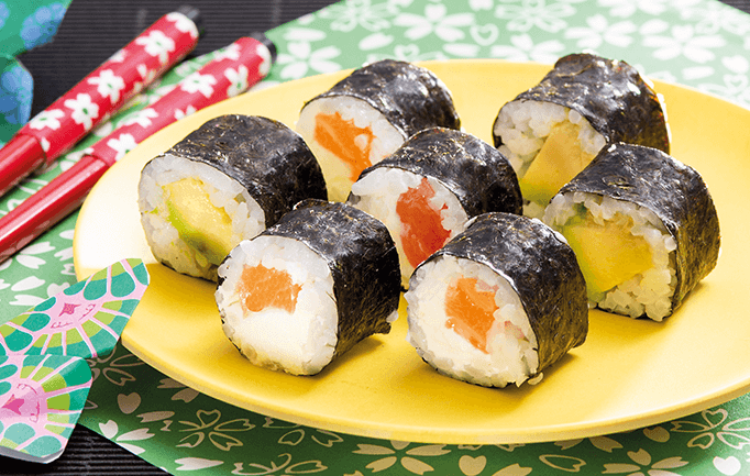 Maki sushi de salmón y aguacate