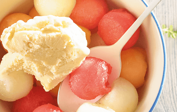 Frutas con almíbar y helado 